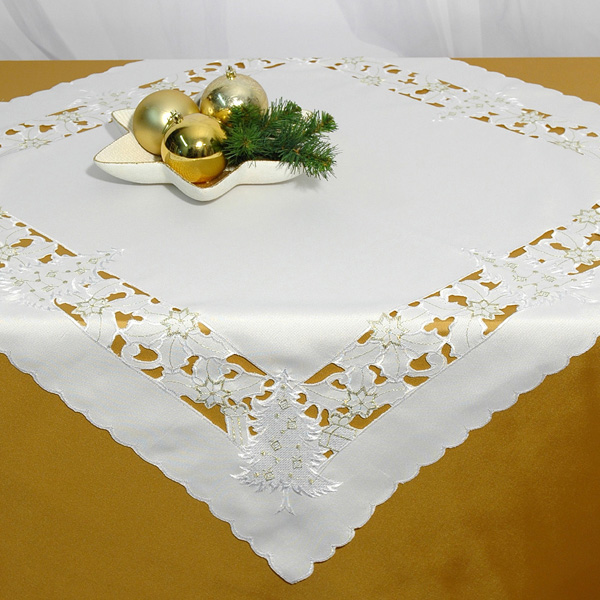 Скатерть Schaefer, квадратная, цвет: белый, 85x 85 см. 07297-100СПЖП-145-150 Скатерть Schaefer, квадратная, цвет: белый, 85x 85 см. 07297-100СПЖП-145-150Скатерть Schaefer выполнена из высококачественного полиэстера белого цвета и декорирована новогодней вышивкой в технике ришелье.Изделия из полиэстера легко стирать: они не мнутся, не садятся и быстро сохнут, они более долговечны, чем изделия из натуральных волокон. Вы можете использовать скатерть для декорирования стола, комода, журнального столика. В любом случае она добавит в ваш дом стиля, изысканности и неповторимости. Идеальный вариант для новогоднего подарка вашим друзьям и близким. Характеристики:Материал: 100% полиэстер. Цвет: белый. Размер скатерти: 85 см х 85 см. Артикул: 07297-100. Немецкая компания Schaefer создана в 1921 году. На протяжении всего времени существования она создает уникальные коллекции домашнего текстиля для гостиных, спален, кухонь и ванных комнат. Дизайнерские идеи немецких художников компании Schaefer воплощаются в текстильных изделиях, которые сделают ваш дом красивее и уютнее и не останутся незамеченными вашими гостями. Дарите себе и близким красоту каждый день!