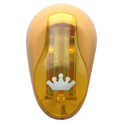 Дырокол фигурный Hobbyboom Корона, №241, цвет: желтый, 1 смFS-36052 Дырокол фигурный Hobbyboom Корона, №241, цвет: желтый, 1 смFS-36052Дырокол фигурный используется в скрапбукинге, для украшения открыток, карточек, коробочек и т.д. Рисунок прорези указан на ручке дырокола.Используется для прорезания фигурных отверстий в бумаге. Вырезанный элемент также можно использовать для украшения.Предназначен для бумаги определенной плотности - до 140 г/м2. При применении на бумаге большей плотности или на картоне, дырокол быстро затупится. Чтобы заточить нож компостера, нужно прокомпостировать самую тонкую наждачку. Чтобы смазать режущий механизм - парафинированнную бумагу.Размер готовой фигурки: 1 см.
