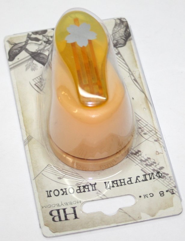 Дырокол фигурный Hobbyboom Лотос, №4 1,8 смFS-00897 Дырокол фигурный Hobbyboom Лотос, №4 1,8 смFS-00897Компостер для фигурных прорезей. Используется в скрапбукинге, для украшения открыток, карточек, коробочек и т.д. Рисунок прорези указан на ручке дырокола.Используется для прорезания фигурных отверстий в бумаге. Вырезанный элемент также можно использовать для украшения.Предназначен для бумаги определенной плотности - до 140 г/м2. При применении на бумаге большей плотности или на картоне, дырокол быстро затупится. Чтобы заточить нож компостера, нужно прокомпостировать самую тонкую наждачку. Чтобы смазать режущий механизм - парафинированнную бумагу. Характеристики: Материал: пластик, металл. Размер дырокола: 7 см х 4,5 см х 4 см. Размер готовой фигурки: 1,8 см.Размер упаковки: 12 см х 6,5 см х 5 см. Изготовитель: Китай. Артикул: CD-99S-004. УВАЖАЕМЫЕ КЛИЕНТЫ! Обращаем ваше внимание на ассортимент в цветовом дизайне товара. Поставка осуществляется в зависимости от наличия на складе.