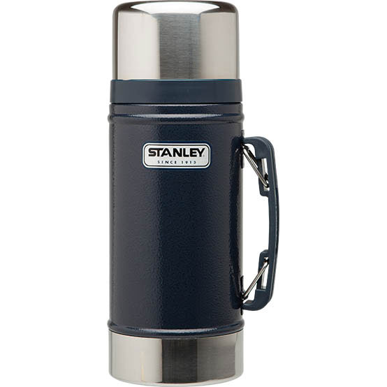 Термос Stanley Legendary Classic Food Flask, с широким горлом, цвет: синий, 0,7 л67742 Термос Stanley Legendary Classic Food Flask, с широким горлом, цвет: синий, 0,7 л67742Термос Stanley Legendary Classic Food Flask с широкой горлышком прекрасно подойдет для транспортировки продуктов питания, напитков или супов. Он будет незаменим во время путешествий, поездок на пикник или на дачу. Особенности термоса Stanley Legendary Classic Food Flask:- наружное покрытие - абразивостойкая эмаль;- корпус и внутренняя колба выполнены из нержавеющей стали;- удержание тепла - 15 ч;- удержание холода - 15 ч;- вакуумная изоляция;- прочная пластиковая ручка;- герметичность;- крышка может использоваться как термостакан.Высота термоса (с учетом крышки): 26,5 см.Диаметр основания термоса: 10 см.Диаметр пластиковой чашки (по верхнему краю): 9,5 см.Диаметр горлышка: 7 см.Гарантийный срок 5 лет. Возврат товара возможен только через сервисный центр.Гарантийный центр:м. ВДНХ, Ботанический сад 129223, г. Москва, Проспект Мира, 119, ВВЦ, строение 323+7 495 974 3494service@omegatool.ru Время работы сервисного центра: Пн-чт: 10.00-18.00Пт: 10.00- 17.00Сб, Вс: выходные дни