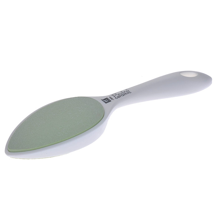 Zwilling Шлифовка для огрубевшей кожи, керамическая, цвет: белый. 78716-00106-189 Zwilling Шлифовка для огрубевшей кожи, керамическая, цвет: белый. 78716-00106-189Керамическая шлифовка для огрубевшей кожи Zwilling изготовлена из керамики и пластика. Предназначена для удаления мозолей и огрубевшей кожи на ступнях. Шлифовка имеет грубую и мелкую шероховатые керамические поверхности, которые долгое время остаются острыми и не представляют никакой опасности, даже для диабетиков. Уход: Инструмент предохранять от падения на пол. Использовать только по назначению! Хранить в недоступном для детей месте. Характеристики: Материал: керамика. Длина: 23 см. Размер упаковки (ДШВ): 25,5 см х 7 см х 3 см. Производитель: Германия. Артикул:78716-001. Товар сертифицирован.