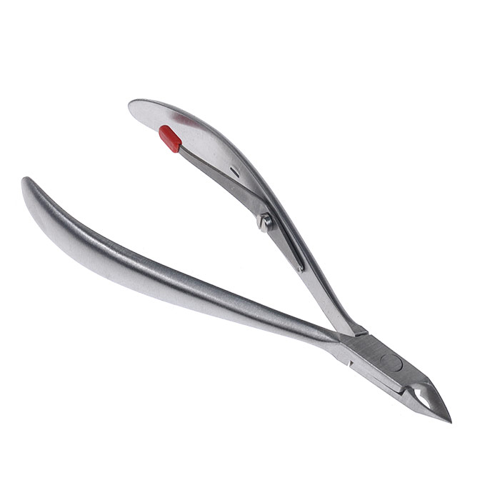 Zwilling Кусачки для кутикулы Twinox. 42579-101PMF2232 Zwilling Кусачки для кутикулы Twinox. 42579-101PMF2232Кусачки для кутикулы Zwilling Twinox предназначены для удаления кутикулы и заусенец. Изготовлены из высококачественной нержавеющей стали. Перед обработкой размягчите кожу вокруг ногтя в теплой воде, масляной эмульсии или мыльном растворе. Уход: Инструмент предохранять от падения на пол. Использовать только по назначению! Время от времени смазывать чистым маслом область соединения кусачек. Не рекомендуется хранить во влажных помещениях. Затачивать у специалиста. Хранить в недоступном для детей месте. Характеристики: Материал: нержавеющая сталь. Длина кусачек: 10 см. Длина режущей части:5 мм. Размер упаковки (ДШВ): 18 см х 7 см х 1,5 см. Производитель: Германия. Артикул:42579-101. Товар сертифицирован.