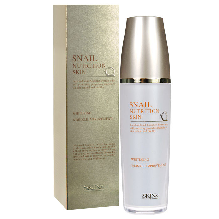 SKIN79 Тоник для лица Snail Nutrition с экстрактом улитки, 120 мл10015528 SKIN79 Тоник для лица Snail Nutrition с экстрактом улитки, 120 мл10015528Тоник для лица SKIN79 «Snail Nutrition» на основе геля, мягко впитывается в кожу прекрасно увлажняет, не оставляет липкого ощущения. Сохраняет кожу гладкой и упругой. Обладает эффективным анти-айдж эффектом, прекрасно разглаживает морщины и предотвращает их раннее появление. Обильное содержание фильтрата улиточной секреции делает кожу яркой и эластичной. Обеспечивает богатое питание для кожи из-за содержания Fucogel - 1000. Это комбинация полисахаридов, которые получают путем биотехнологического процесса ферментации из натуральных растительных компонентов. Фукогель дарит коже нежность, шелковистость без эффекта маслянистости. Обеспечивает мгновенный и продолжительный эффект увлажненности, благодаря формированию пленочки на коже и эффекту удержания влаги. Насыщает влагой роговой слой кожи на более длительный период. Запатентованный состав морской улитки придает коже гладкость и питание в течение длительного времени. B-глюкан и швейцарские альпийские травы помогут делать защитный барьер для кожи, а также помогут выглядеть коже более живой и здоровой. Кроме того, травы прекрасно успокаивают раздраженную кожу, а b-глюкан поможет скрыть все следы усталости на вашем лице. Способ применения: после очищения, нанесите небольшое количество тоника на лицо, слегка похлопайте по коже лица, дайте впитаться.Характеристики:Объем: 120 мл . Размер упаковки: 5,2 см x 5,2 см x 19,7 см. Артикул: 666640. Товар сертифицирован.