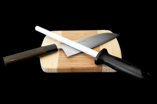 Мусат керамический Hatamoto, 20 см54 009312 Мусат керамический Hatamoto, 20 см54 009312Мусат для ножей Hatamoto изготовлен из циркониевой керамики. У профессионалов мусат пользуется большим уважением и спросом. Опытные повара правят ножи по принципу нож об нож, выправляя завернувшуюся или притупившуюся режущую кромку одного ножа об одно из ребер другого. Мусат же является неким собранием таких ребер на одном прутке. Такой мусат Hatamoto будет долгожданным дополнением к любой кухне. Характеристики: Материал: керамика циркониевая, пластик. Размер прутка: 20 см х 1,5 см х 1,5 см. Размер ручки: 12 см х 3 см х 2,5 см. Размер упаковки: 38 см х 11,5 см х 3,5 см.