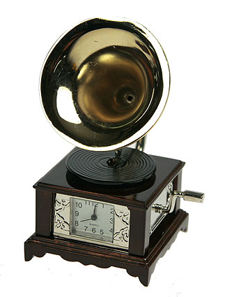 Часы настольные Граммофон. 2241494672 Часы настольные Граммофон. 2241494672Оригинальный дизайн настольных часов Граммофон разработан в классическом стиле, с учетом современных тенденций оформления интерьеров. Выполненные из металлического сплава в виде граммофона, эти часы, несомненно, будут привлекать к себе внимание.Часы с кварцевым механизмом работают плавно и бесшумно и требуют лишь примерно раз в год замены батарейки. На циферблате имеются часовая, минутная и секундная стрелки. Есть возможность подведения стрелок. Такие часы легко впишутся в любой интерьер и станут великолепным подарком! Характеристики:Материал: металл (сплав цинка).Цвет: коричневый, золотой.Размер часов: 4,5 см х 8,5 см х 4,5 см.Размер циферблата: 1,7 см х 1,5 см. Размер упаковки: 10,5 см х 7,5 см х 6,5 см.