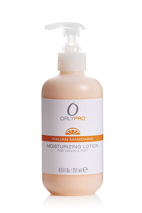 Orly Лосьон для рук и ног Moisturizing Lotion, увлажняющий, 251 млFS-00897 Orly Лосьон для рук и ног Moisturizing Lotion, увлажняющий, 251 млFS-00897Основу лосьона Orly Moisturizing Lotion составляют: замедляющее процесс старения масло дерева ши, оказывающее заживляющее воздействие, способствующее восстановлению водного баланса экстракт алоэ вера и насыщающий кожу приятным ароматом экстракт итальянского мандарина. Все это делает кожу рук и ног идеально мягкой и нежной. А благодаря удобному дозатору, расположенному в крышке флакона, средство позволяет одной рукой контролировать необходимое для процедуры количество лосьона. Характеристики:Объем: 251 мл. Артикул: 46046. Производитель: США. Товар сертифицирован.Состав: вода, глицерин, сафлоровое масло, изопропил миристат, триглицерид, пропиленгликоль, цетеарил, цетеарат-20, оливковое масло, масло мандариновое, экстракт дыни, масло таману, экстракт алоэ, масло ши, масло кокосовое, токоферил ацетат, ретинилпальмитат, гидроксиэтилцеллюлоза, карбомер, цетил, диметикон, триэтаноламин, парабены, краситель, отдушка.