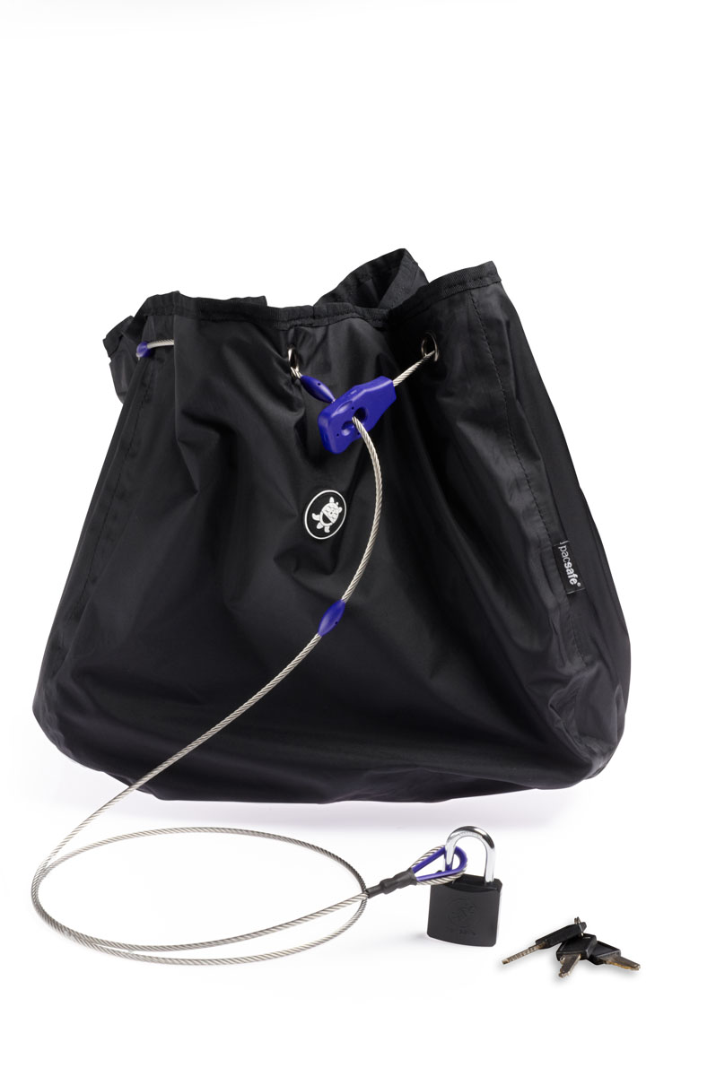 Сумка с тросом PacSafe C25L Stealth, цвет: черный6415 Сумка с тросом PacSafe C25L Stealth, цвет: черный6415Чехол с водостойким покрытием, обеспечивает сохранность ваших вещей. Предусмотрена защита от перерезания и приспособления для крепления к неподвижным предметам.Как и изделия оригинальной запатентованной серии pacsafe, эти чехлы рассчитаны на сумки объемом 25 литров. При этом уменьшенный проем позволяет надежно защитить вещи от воров. Характеристики:Материал: 210D нейлон, нержавеющая сталь. Размер сумки: 27 см x 24 см x 29 см. Цвет: черный. Размер упаковки: 22 см х 10 см х 10 см. Артикул: PD102BK.