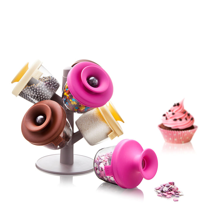 Набор емкостей VacuVin PopSome Cake Decorating Set, для хранения декоров для десертов, 6 предметовVT-1520(SR) Набор емкостей VacuVin PopSome Cake Decorating Set, для хранения декоров для десертов, 6 предметовVT-1520(SR)Набор емкостей VacuVin PopSome Cake Decorating Set - практичный способ для хранения и использованияразличныхвидов декорирования (топпингов) Ваших десертов. Цветные крышки сзапатентованнойсистемой Оксилок специально разработаны для герметичного хранения.Если Вы хотите использовать Ваш любимый топпинг, просто откройте крышку и высыпьте содержимое на рукуили надесерт. Удобный стенд позволяет установить до девяти дозаторов.Характеристики: Материал:пластик, резина. Высота емкости (без учета крышки):6,5 см. Диаметр емкости:8 см. Размер упаковки:24 см х 22 см х 10 см.