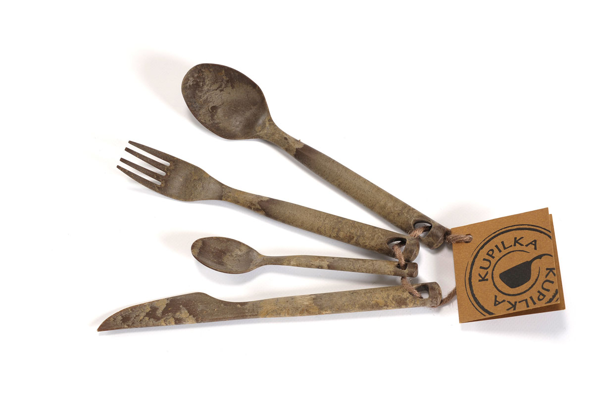 Набор столовых приборов Kupilka Cutlery Set, цвет: коричневый, 4 предметаKUP CS Набор столовых приборов Kupilka Cutlery Set, цвет: коричневый, 4 предметаKUP CSНабор столовых приборов Kupilka Cutlery Set – стильное и оригинальное решение для походной кухни или кухонного интерьера. Набор состоит из вилки, ножа, столовой ложки и чайной ложки.Вес всего комплекта составляет 56 грамм. Весь набор изготовлен из биоматериала. Этот материал представляет собой термопластичный природный волокнистый композит, который состоит из 50% древесины (сосновое волокно) и 50% пластика.Набор не требует большого ухода и не впитывает запахи, не чувствителен к влажности, его можно мыть в посудомоечной машине. Кроме того этот набор так же пригоден для вторичной переработки. В конце его срока службы, продукт может быть измельчен и отлит заново. Рекомендуемая температура для использования от -30 °C до +100 °C.