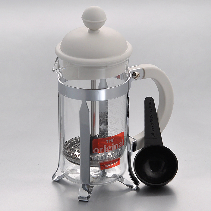 Кофейник Bodum Caffettiera с прессом, с ложечкой, цвет: белый, 0,35 л115510 Кофейник Bodum Caffettiera с прессом, с ложечкой, цвет: белый, 0,35 л115510Кофейник Bodum Caffettiera представляет собой колбу из термостойкого стекла в оправе из полированной нержавеющей стали. Кофейник оснащен фильтром french press из нержавеющей стали, который позволяет легко и просто приготовить отличный напиток. Ручка и крышка кофейника выполнены из прочного пластика белого цвета. В комплекте небольшая мерная ложечка из черного пластика. Благодаря такому кофейнику приготовление вкуснейшего ароматного и крепкого кофе займет всего пару минут.Настоящим ценителям натурального кофе широко известны основные и наиболее часто применяемые способы его приготовления: эспрессо, по-турецки, гейзерный. Однако существует принципиально иной способ, известный как french press, благодаря которому приготовление ароматного напитка стало гораздо проще. Весь процесс приготовления кофе займет не более 7 минут. Характеристики:Материал: нержавеющая сталь, пластик, стекло. Цвет: белый. Объем: 0,35 л. Диаметр кофейника по верхнему краю: 7 см. Высота стенки кофейника: 14 см. Длина ложечки: 10 см. Размер упаковки: 13 см х 8 см х 19 см. Артикул: 1913-913.