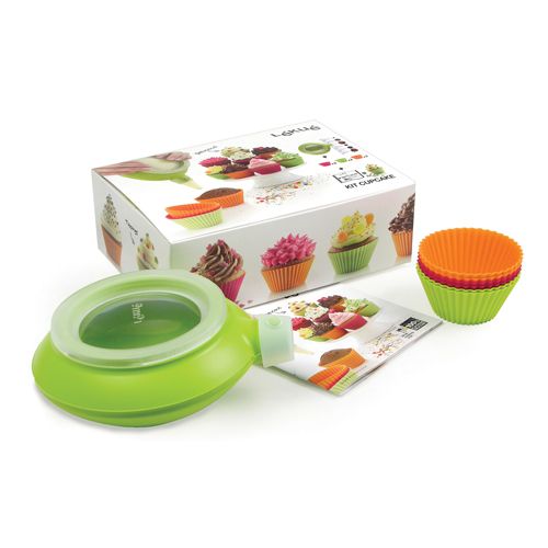 Набор Lekue Kit Cupcake: 6 силиконовых формочек + декоратор Decomax. 3000004SURM017MJ-PP010BR Набор Lekue Kit Cupcake: 6 силиконовых формочек + декоратор Decomax. 3000004SURM017MJ-PP010BRНабор включает в себя 6 формочек для кексов из силикона и декоратор Decomax. Формы для выпечки с рифлеными краями выполнены из силикона зеленого, оранжевого и розового цветов и предназначены для изготовления кексов, выпечки, желе, льда, мороженого и др. С помощью таких форм любой день можно превратить в праздник и порадовать детей.Декоратор Lekue Decomax выполнен из силикона и имеет очень удобную конструкцию, позволяющую сменить наконечник-дозатор в процессе украшения блюда. В качестве материаладля росписи могут использоваться кремы, сахарная глазурь, кетчуп, майонез, соус, которые легко набираются вдекоратор. Благодаря тому, что декоратор плотно закрывается крышкой, его можно положить в холодильник нахранение или охладить наполнитель в случае необходимости. Характеристики:Материал: силикон, пластик. Размер формы: 8 см х 4,5 см х 5 см. Комплектация формочек: 6 шт. Размер декоратора (без учета насадок): 15 см х 8 см х 15 см. Средний размер насадки: 4 см х 2,5 см. Количество насадок в комплекте; 6 шт.