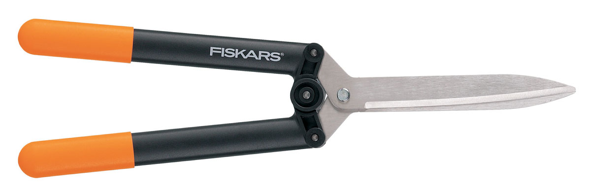 Ножницы для подрезания живой изгороди с рычажным приводом Fiskars, 54 смRSP-202S Ножницы для подрезания живой изгороди с рычажным приводом Fiskars, 54 смRSP-202SНожницы для живой изгороди Fiskars удобны для выполнения различных видов садовых работ, таких как подстригание живой изгороди, а также подравнивание кустов и углов. Эти ножницы снабжены механизмом PowerLever, обеспечивающим рычажное увеличение усилия по всей длине лезвий до самых кончиков, что позволяет с легкостью использовать в работе всю их длину. Обтекаемая, легкая конструкция из долговечного армированного стекловолокном полиамида делает работу простой и легкой.Особенности ножниц: Рукоятки из материала FiberComp обеспечивают легкость и прочность инструментаМеханизм рычажного привода облегчает работу в 2,5 раза по сравнению со стандартными конструкциямиПрочный рычажный механизм гарантирует отличное состояние и долгий срок службы инструментаЛезвия из специальной сверхпрочной нержавеющей стали (CrMoV) остаются острыми длительное время.