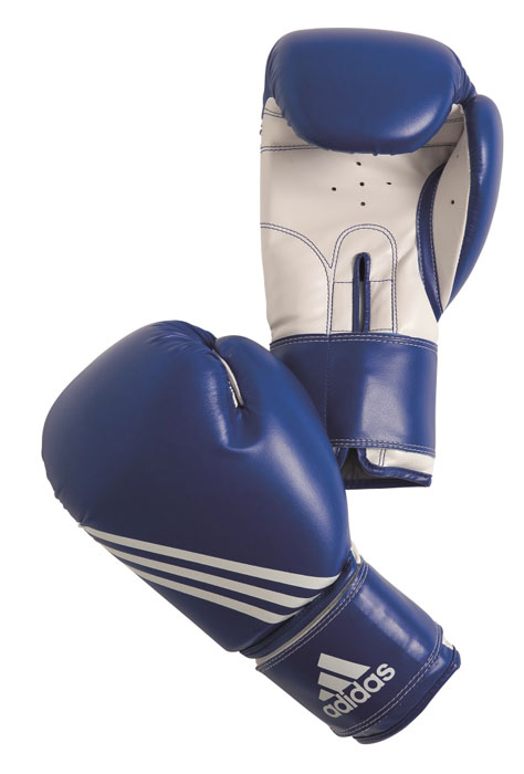 Перчатки боксерские Adidas Training, цвет: сине-белый. adiBT02. Вес 8 унцийG-2036310 Перчатки боксерские Adidas Training, цвет: сине-белый. adiBT02. Вес 8 унцийG-2036310Боксерские перчатки Adidas Training изготовлены из мягкого полиуретана PU3G, который по своим качествам не уступает натуральной коже. Внутренний наполнитель из многослойной пены закрывает тыльную сторону и боковую часть ладони, обеспечивая надежную защиту рук боксера и позволяя безопасно тренироваться в полную силу. Предварительно изогнутый по технологии Intelligent Mould Technology крой перчатки позволяет боксеру держать кулак в правильном положении. Загнутый параллельно кулаку большой палец обеспечивает безопасность при нанесении ударов и защищает большой палец от вывихов и травм. Внутренняя подкладка и вентиляционные отверстия на ладони создают максимальный уровень комфорта для рук, поддерживая оптимальный микроклимат внутри перчаток. Широкий ремень, охватывая запястье, полностью оборачивается вокруг манжеты, благодаря чему создается дополнительная защита лучезапястного сустава от травмирования. Застежка на липучке способствует быстрому и удобному одеванию перчаток, плотно фиксирует перчатки на руке.