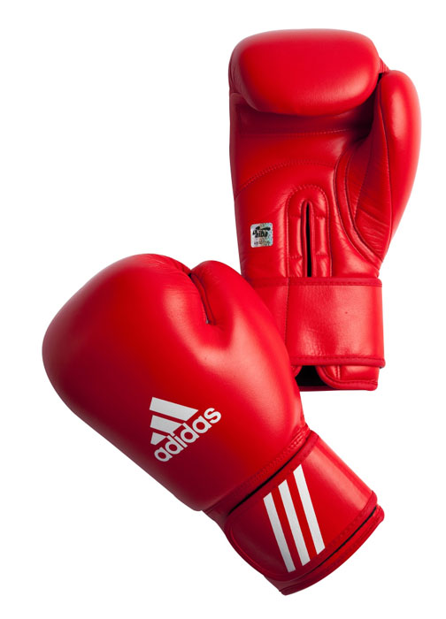 Перчатки боксерские Adidas Aiba, цвет: красный. AIBAG1. Вес 10 унцийFMU-5044 Перчатки боксерские Adidas Aiba, цвет: красный. AIBAG1. Вес 10 унцийFMU-5044Боксерские перчатки Adidas AIBA разработаны и спроектирован для обеспечения максимальной защиты. Перчатки сертифицированы Международной ассоциацией бокса (AIBA). Оболочка перчаток изготовлена из натуральной кожи, что увеличивает срок эксплуатации. Внутреннее наполнение из пены, изготовленной по технологии Air Cushion, обеспечивает отличную амортизацию ударных нагрузок. Фиксация манжеты с помощью эластичной застежки велкро.