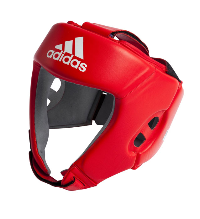 Шлем боксерский Adidas AIBA, цвет: красный. AIBAH1. Размер S (44-48 см)Кимоно УТ-000029 Шлем боксерский Adidas AIBA, цвет: красный. AIBAH1. Размер S (44-48 см)Кимоно УТ-000029Боксерский шлем Adidas AIBA разработан и спроектирован для обеспечения максимальной защиты и оптимальной видимости. Шлем сертифицирован Международной ассоциацией бокса (AIBA). Оболочка шлема изготовлена из натуральной кожи, что увеличивает срок эксплуатации шлема. Внутреннее наполнение из пены, изготовленной по технологии Air Cushion, обеспечивает отличную амортизацию ударных нагрузок. Внутренняя подкладка выполнена из высокотехнологичной, искусственной кожи Amara. Шлем имеет легкую конструкцию без защиты скул. Два широких ремня фиксируемых липучкой на теменной части и два ремня на липучке в затылочной части позволяют регулировать размер шлема и обеспечивают плотную и удобную посадку, исключая смещение шлема во время боя. Так же шлем имеет регулируемый ремешок под подбородком.