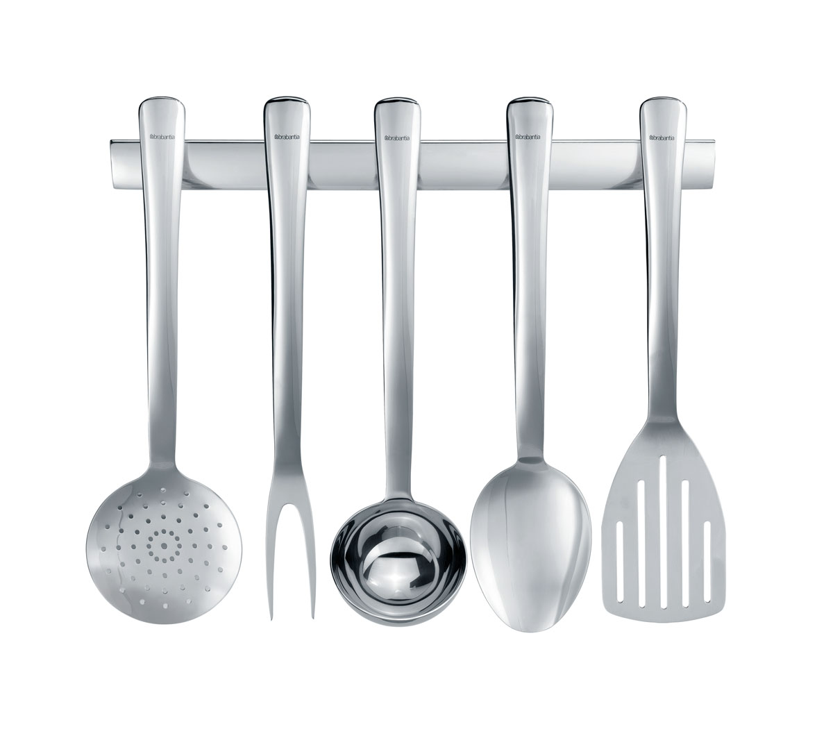 Набор кухонных принадлежностей Brabantia S-Line, 6 предметов94672 Набор кухонных принадлежностей Brabantia S-Line, 6 предметов94672Полный набор кухонных принадлежностей: ложка поварская, половник, шумовка, лопатка, вилка для мяса и подходящий по стилю настенный держатель. Изделия изготовлены полностью из высококачественной нержавеющей стали с превосходным глянцевым покрытием. Уникальная система скрытых креплений к держателю. В комплект входит крепежная фурнитура и инструкция. 5-летняя гарантия Brabantia. Характеристики: Материал: сталь.Размер: 465*380*95мм.Артикул: 360008.