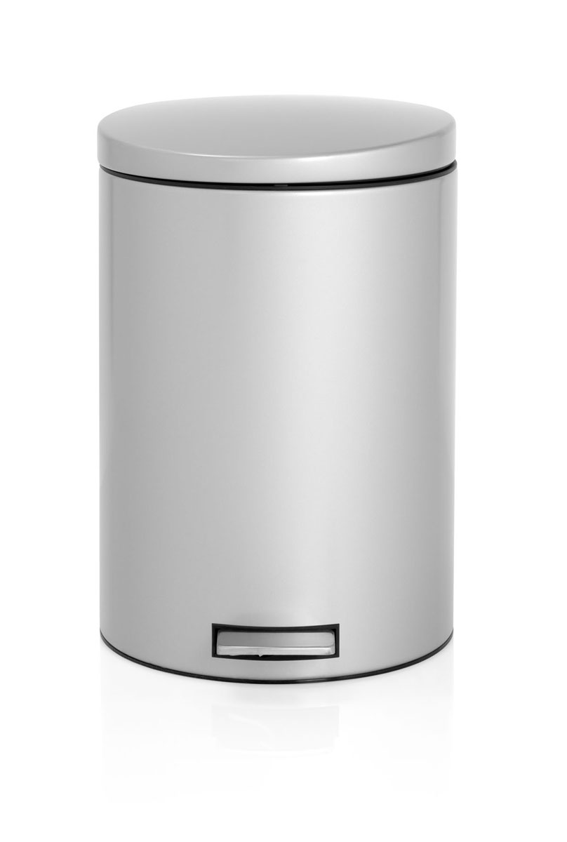 Бак мусорный Brabantia Бесшумный, с педалью, цвет: металлик, 20 л531-105 Бак мусорный Brabantia Бесшумный, с педалью, цвет: металлик, 20 л531-105Элегантный и функциональный мусорный бак Brabantia с педалью на 20 литров идеально подходит для использования на кухне и сортировки мусора. Механизм MotionControl обеспечивает мягкое действие педали и бесшумное открывание крышки;Удобный в использовании - при открывании вручную крышка фиксируется в открытом положении, закрывается нажатием педали;Идеальное решение для раздельного сбора мусора - съемное отдельное ведро для отходов, пригодных для компостирования (1,5 л);Надежный педальный механизм, высококачественные коррозионно-стойкие материалы; Удобная очистка - съемное внутреннее пластиковое ведро; Отличная устойчивость даже на мокром и скользком полу – нескользящая основа; Предохранение пола от повреждений - пластиковое защитное основание;Всегда опрятный вид – идеально подходящие по размеру мешки для мусора с завязками (размер 15-20 л, размер E); 10-летняя гарантия Brabantia. Характеристики: Материал: сталь.Размер: 330*295*751мм.Артикул: 478307.