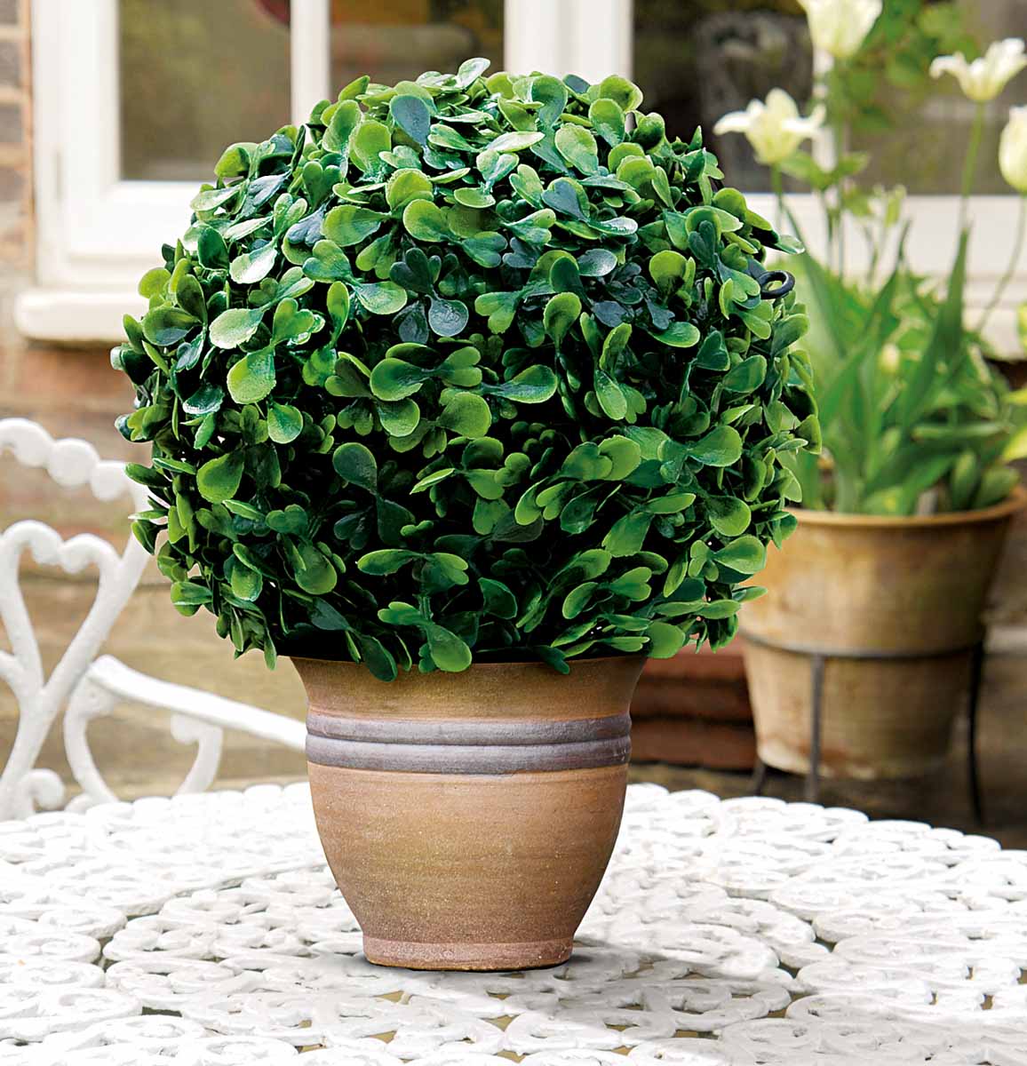 Искусственное растение Gardman Topiary Ball. Самшит, цвет: зеленый, диаметр 15 смBH-SI0439-WW Искусственное растение Gardman Topiary Ball. Самшит, цвет: зеленый, диаметр 15 смBH-SI0439-WWИскусственное растение Gardman Topiary Ball выполнено из пластика в виде шара. Листья растения зеленого цвета имитируют самшит. Вы можете поместить растение в горшок, где оно будет очень эффектно смотреться. Растение устойчиво к воздействиям внешней среды, таким как влажность, солнце, перепады температуры, не выцветает со временем. Искусственное растение Gardman Topiary Ball великолепно украсит интерьер офиса, дома или сада.Характеристики:Материал: пластик. Цвет: зеленый. Диаметр шара: 15 см.