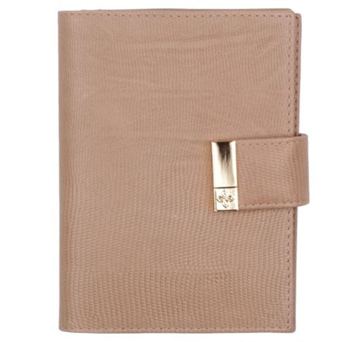 Бумажник водителя Dimanche Elite Beige, цвет: бежевый. 731Ветерок 2ГФ Бумажник водителя Dimanche Elite Beige, цвет: бежевый. 731Ветерок 2ГФСтильный бумажник водителя Elite Beige выполнен из натуральной мягкой кожи с тиснением “под варана”. На внутреннем развороте расположено два вертикальных кармана из кожи, четыре прорезных кармашка для кредиток или визитных карточек, карман для sim-карты, прозрачный блок из шести карманов для документов и отделение для паспорта. Бумажник закрывается при помощи хлястика на кнопку.Бумажник не только поможет сохранить внешний вид ваших документов и защитит их от повреждений, но и станет ярким аксессуаром, который подчеркнет ваш образ. Бумажник водителя упакован в подарочную картонную коробку с логотипом фирмы. Характеристики:Материал: натуральная кожа, текстиль, ПВХ. Размер обложки: 10 см х 13,5 см х 2 см. Цвет: бежевый.