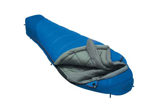 Спальный мешок Alexika Mountain Compact, цвет: синий, левовсторонняя молния. 9223.01052010-01199-23 Спальный мешок Alexika Mountain Compact, цвет: синий, левовсторонняя молния. 9223.01052010-01199-23Поход, это такая штука, в которую нужно взять как можно больше необходимых вещей, и при этом не набрать ничего лишнего, ведь каждый лишний грамм - тяжесть, которая не даст вам насладиться всей прелестью дикарской жизни. Так, например, большинство спальных мешков рассчитано на людей высоких, более 1,8 метра. Если вы чуток поменьше, то те лишние сантиметры спальника будут для вас походной тяжестью, обузой.Спальный мешок Alexika Mountain Compact - это туристический спальник, рассчитанный для людей невысоких, поэтому идеально подойдет для всех тех, чей рост не превышает 178 сантиметров (к тому же, вы немного сэкономите денег при его покупке). Его вес чуть более полутора килограмм, что на двести грамм ниже его увеличенной копии. Мешок способен выдержать мороз в -20°C (но это максимально экстремальное значение для данной модели). Вполне комфортно вы будете чувствовать себя при температуре от -6°C и выше.В случае необходимости вы можете состегнуть вместе несколько спальных мешков, которые имею молнии справой и левой стороны. Особенности:Форма спального мешка в виде короба 3D.Мягкий валик вдоль окна капюшона.Лента от закусывания молнии.Удобные затяжки разного цвета и формы.Сетчатый внутренний карман.Внутренняя ткань капюшона Soft Micro Polyester Diamond RipStop. Анатомический капюшон.Теплый воротник с обхватом 360 градусов.Люминесцентная петля на замке молнии.Возможность состегивания спальников, имеющих молнии с правой и левой стороны.Петли для сушки.На треугольном клапане круглая липучка и светоотражающий ярлык.Утеплитель сформирован в пакеты, смещенные относительно друг друга на половину ширины пакета, что предотвращает проникновение холодного воздуха через швы.Размер в чехле 45/35 см x 24 см.Внешняя ткань верх: Polyester 190T. Внешняя ткань низ: Polyester 190T Diamond RipStop PU 250 mm H2O. Внутренняя ткань: Polyester 190T.Утеплитель: APF-Isoterm 3D.