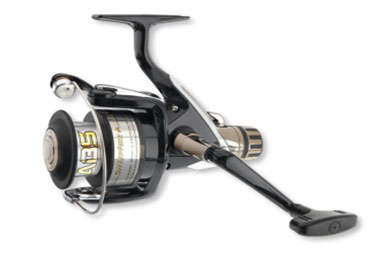 Катушка безынерционная Daiwa Sweepfire 1550 A, задний фрикцион14041 Катушка безынерционная Daiwa Sweepfire 1550 A, задний фрикцион14041Модельный ряд Sweepfire - это достижение умеренной цены, которой нет равных. Быстрая, мощная система с великолепным центральным подшипником.TWIST BUSTER II - противозакручиватель лески с покрытием твердым хромом и нитридом титана, защищенный бамперным элементом.ABS (шпуля с обратным конусом) - Специально разработанные Daiwa шпули с обратным конусом уменьшают вероятность образования бороды и способствуют дальности заброса. Благодаря увеличенному диаметру шпули повышается скорость намотки и улучшается работа фрикциона.