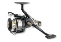 Катушка безынерционная Daiwa Sweepfire 4050 A, задний фрикцион17830 Катушка безынерционная Daiwa Sweepfire 4050 A, задний фрикцион17830Модельный ряд Sweepfire - это достижение умеренной цены, которой нет равных. Быстрая, мощная система с великолепным центральным подшипником.TWIST BUSTER II - противозакручиватель лески с покрытием твердым хромом и нитридом титана, защищенный бамперным элементом.ABS (шпуля с обратным конусом) - Специально разработанные Daiwa шпули с обратным конусом уменьшают вероятность образования бороды и способствуют дальности заброса. Благодаря увеличенному диаметру шпули повышается скорость намотки и улучшается работа фрикциона.