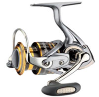 Катушка безынерционная Daiwa Lexa 2000 SHALV4000RC Катушка безынерционная Daiwa Lexa 2000 SHALV4000RCНаряду с ротором нового образца Air Rotor, одной из главных инновационных разработок последних лет, выведшей катушки DAIWA на новый технологический уровень, стало использование в конструкции картриджа с магнитно-масляной защитой Mag Sealed и аналогичного по предназначению защитного картриджа Felt-Oil Sealed. Все эти новшества воплощены в новой серии Lexa.Особенности катушки:Облегченный ротор Air Rotor.Полая дужка Air Bail.Защитный картридж Felt-Oil Sealed.Шестерни DigiGear.ABS (шпуля с обратным конусом) - Специально разработанные Daiwa шпули с обратным конусом уменьшают вероятность образования бороды и способствуют дальности заброса. Благодаря увеличенному диаметру шпули повышается скорость намотки и улучшается работа фрикциона.5 шарикоподшипников.Мгновенный стопор обратного хода Infinite Anti-Reverse.