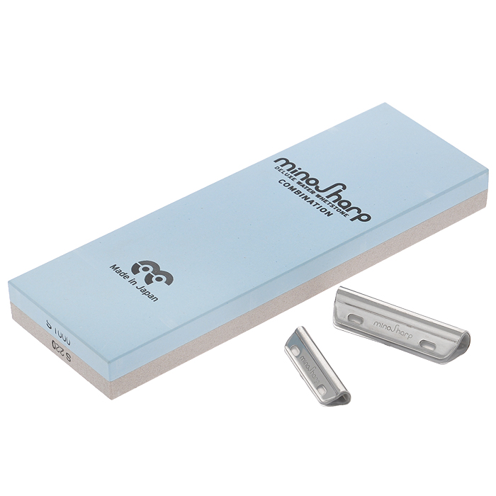 Камень точильный MinoSharp Rough-Medium, зернистость 220/1000. 47154 009312 Камень точильный MinoSharp Rough-Medium, зернистость 220/1000. 47154 009312Камень точильный MinoSharp Rough-Medium с зернистостью поверхности 200 и 1000 - грубая и средняя заточка. Перед использованием точильного камня убедитесь, что его поверхность совершенно ровная. После этого, замочите камень в воде на 10-15 минут, пока не исчезнут пузырьки, выступающие на поверхности камня. Во время заточки следите за тем, чтобы поверхность камня оставалась мокрой. Внимание: не удаляйте образующуюся во время заточки пудру с поверхности камня. Для правильного угла заточки к камню прилагаются две металлические направляющие разного размера: небольшой размер направляющей подходит для ножей с лезвием шириной 15 мм и 25 мм; большой размер направляющей подходит для ножей с лезвием шириной 27 мм и 43 мм. Для удобного хранения камня и направляющий в комплект входит пластиковый пенал.
