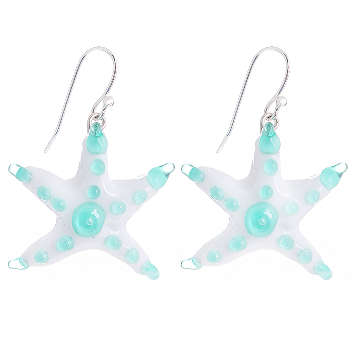 Серьги Asterias starfish (Стекло, металл). Ручная авторская работа. ER0045Серьги с подвесками Серьги Asterias starfish (Стекло, металл). Ручная авторская работа. ER0045Серьги с подвескамиМатериал: стекло, металл.Общая высота серьги: 4 см.Размер декоративного элемента: 3 см х 2,5 см.Ручная работа. Автор Ольга Букина.Великолепные серьги, изготовленные из стекла и металла, прекрасно дополнят ваш образ. Декоративный элемент выполнен в виде морской звезды белого цвета. Металл - серебристого цвета. Такие серьги идеально подчеркнут ваш неповторимый стиль и добавят женственности и элегантности. Каждое украшение выполнено вручную и потому уникально. Ваше украшениеможет несколько отличаться в деталях от представленного на фотографии.Общий вид украшения сохраняется.