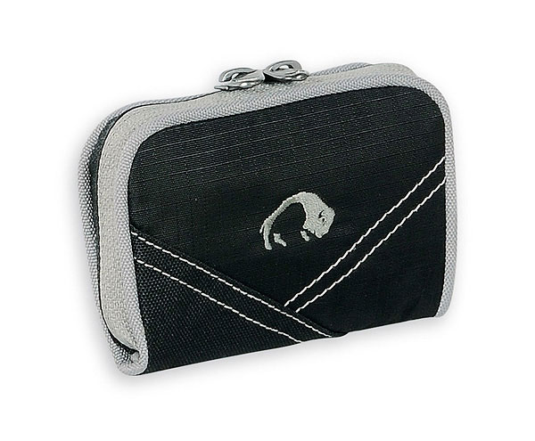 Кошелек Tatonka Plain Wallet, цвет: черный. 2870.040Гризли Кошелек Tatonka Plain Wallet, цвет: черный. 2870.040ГризлиКомпактный кошелек c отделением на молнии и высококачественной вышивкой Бизон снаружи. Особенности:Компактный широко раскрывающийся кошелек.Внутренний карман на молнии.Материал: 450 HD Polyoxford, T-Rip, Cross Nylon 420 H.