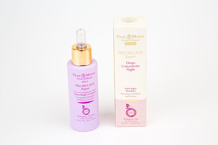 Frais Monde Сыворотка для лица Pro Bio Age, ночная, от 30 лет, 30 млJALBODY Frais Monde Сыворотка для лица Pro Bio Age, ночная, от 30 лет, 30 млJALBODYВ 30 лет начинают появляться первые признаки старения кожи, первые морщинки. На данном этапе важно предотвратить и исправить первые возрастные изменения. Активные ингредиенты: -Экстракт органической силены (Silene) глубоко увлажняет кожу, нейтрализуя до 90% свободных радикалов. -Экстракт органического лимониума (Limonio) благодаря большому содержанию антиоксидантов поддерживает кожу в идеальном состоянии.Способ применения: на ночь нанести небольшое количество сыворотки на очищенное лицо, мягко помассировать.Товар сертифицирован.