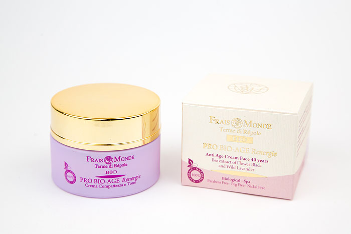 Frais Monde Крем для лица Pro Bio Age, дневной, регенерирующий, от 40 лет, 50 млYRU02359 Frais Monde Крем для лица Pro Bio Age, дневной, регенерирующий, от 40 лет, 50 млYRU02359В 40 лет появляются морщины, кожа начинает тускнеть и теряет эластичность. На данном этапе важно восстановить микрорельеф кожи, возвратить сияние, повысить тонус и упругость. Активные ингредиенты: -Экстракт органической черной бузины стимулирует выработку гиалуроновой кислоты, выравнивает тон кожи, оказывает успокаивающее действие, восстанавливает тонус кожи. -Экстракт органической дикой лаванды: предотвращают шелушение даже очень сухой кожи. Способ применения: нанести небольшое количество крема на очищенное лицо, мягко помассировать.Товар сертифицирован.