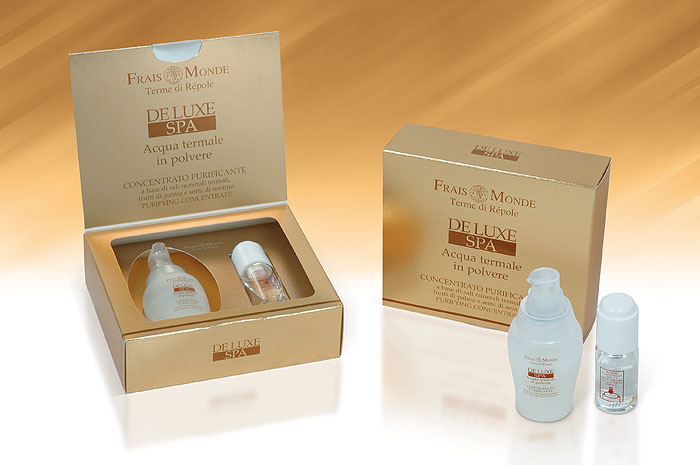Frais Monde Серум-концентрат для лица De Luxe Spa, очищающий, на основе минеральных термальных солей, с содержанием фитостеролов, 10+40 млC0318215 Frais Monde Серум-концентрат для лица De Luxe Spa, очищающий, на основе минеральных термальных солей, с содержанием фитостеролов, 10+40 млC0318215Концентрат из сернистой термальной воды в виде порошка растворяется в воде. Полученная жидкость насыщена солями натрия, калия, магния, карбонатами, что обеспечивает исключительно благотворное воздействие на эпидермис. Полезные минеральные термальные соли питают кожу лица в течение всего дня.Полученную жидкость добавляют в ценный натуральный гель, обогащенный фитостеролами, экстрактами плодов пальмы и кунжута. Эти вещества контролируют уровень кожного жира и препятствуют его образованию, предотвращают появление блеска и воспалительных процессов. Кожа приобретает свежий и здоровый вид.Смешивание ингредиентов происходит непосредственно перед применением, что обеспечивает максимальный эффект от полезных веществ, содержащихся в продуктах De Luxe Spa. Способ приготовления препарата: смешивать непосредственно перед использованием! 1 этап: аккуратно надавить на кнопку стеклянного флакона с прозрачной жидкостью, в этот момент произойдет смешивание концентрированного порошка из минеральных термальных солей источника Repole с водой. Порошок должен полностью раствориться в воде. 2 этап: открыть пластиковый флакон с гелем, предварительно открутив аппликатор-дозатор, добавить в него содержимое стеклянного флакона.3 этап: энергично перемешать для соединения растворенных минеральных солей с гелем, и удостовериться в том, что получилась однородная масса.Состав готов к употреблению и имеет вид переливающегося на свету геля.Товар сертифицирован.