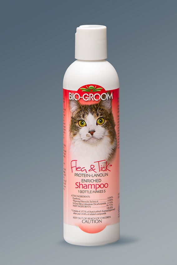 Шампунь для кошек Bio-Groom Flea&Tick, от блох, 236 мл0120710 Шампунь для кошек Bio-Groom Flea&Tick, от блох, 236 мл0120710Шампунь для кошек Bio-Groom Flea&Tick - кондиционирующий шампунь-концентрат, в состав которого входят Пиретрины для эффективной защиты от блох, вшей и клещей. Кокосовое масло в составе ингредиентов этой формулы способствует мягкому мытью, улучшению яркости всех окрасов и делают шерсть искрящейся. Протеин и Ланолин в этом шампуне помогают кондиционировать кожу и шерсть, предотвращают сухость и придают шерсти объем, усиливая блеск и сияние. Шерсть становится гладкой, легко расчесывается и не спутывается. pH-Сбалансирован, мягкий, легко смывается, оставляет шерсть чистой и приятно пахнущей.Способ применения: Подготовьте шампунь: разведите требуемое количество концентрата теплой водой в соответствующей пропорции. Намочите шерсть. Нанесите шампунь, руками взбейте пену (промассируйте шерсть). Тщательно смойте шампунь, затем высушите шерсть. Состав:Перметрин 0.045%, Пиперонила бутоксид,Промышленный 0.090%, П-октилгаллат Бициклогептен Дикарбоксимид 0.150%. Товар сертифицирован.