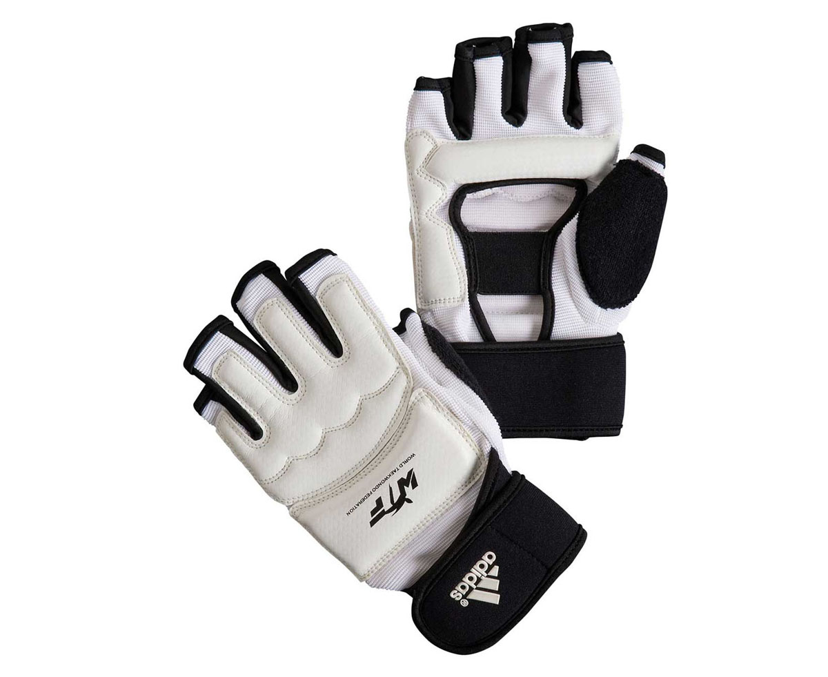 Перчатки для тхэквондо Adidas Fighter Gloves WTF, цвет: белый. Размер XSAIRWHEEL M3-162.8 Перчатки для тхэквондо Adidas Fighter Gloves WTF, цвет: белый. Размер XSAIRWHEEL M3-162.8Боевые перчатки Adidas Fighter Gloves предназначены для занятий тхэквондо и другими видами единоборств. Они отлично защищают суставы рук, но при этом не сковывают движения. В отличие от боксерских перчаток, они имеют обрезанные пальцы и открытую ладонь, что позволяет осуществлять захват.Перчатки Adidas Fighter Gloves WTF выполнены из искусственной кожи. Они обладают повышенной устойчивостью к изнашиванию. Перчатки прочно фиксируются на запястье широкой манжетой на липучке, что гарантирует быстроту и удобство одевания.
