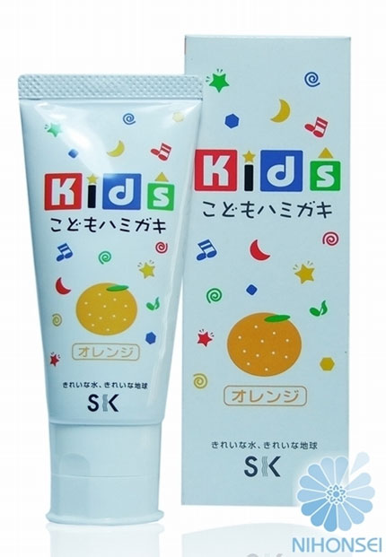 SK Kids Детская зубная паста, с ароматом апельсина, 60 гMP59.4D SK Kids Детская зубная паста, с ароматом апельсина, 60 гMP59.4DДетская зубная паста SK Kids со вкусом апельсина специально разработана для ухода за полостью рта детей от 3-х лет. Малыш с удовольствием будем чистить зубки каждый день.Вам не придется больше заставлять и напоминать ребенку об этой необходимости, ведь яркий фруктовый вкус апельсина и ароматы так понравятся малышу. Состав пасты безопасен: не содержатся ПАВ, сахарин и консерванты, что гарантирует полную безопасность, даже если ребенок увлекся и проглотил немного. Паста мягко очищает нежные зубки, оказывает профилактику кариеса, увлажняет и защищает десна, освежает дыхание. Товар сертифицирован.