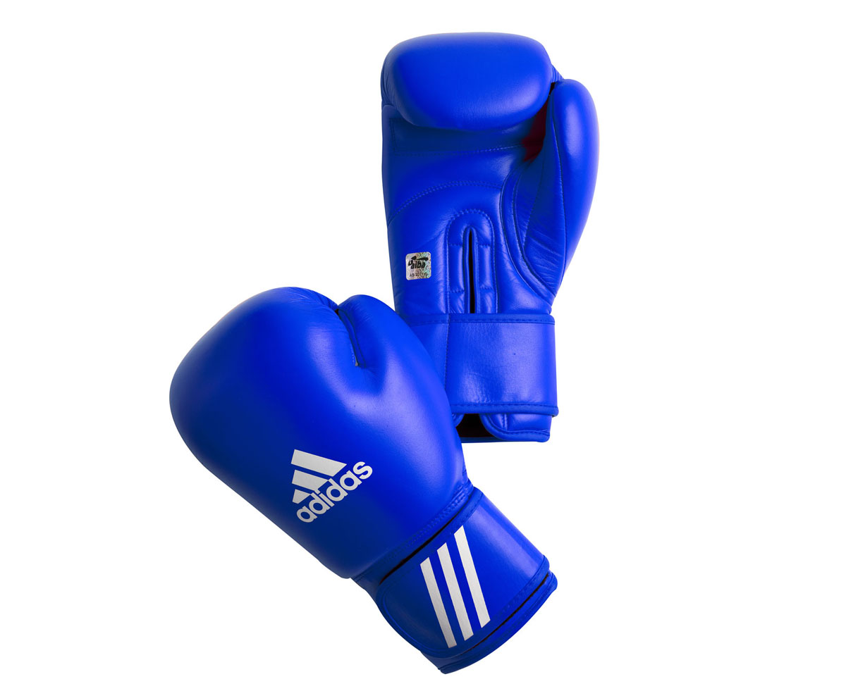 Перчатки боксерские Adidas Aiba, цвет: синий. AIBAG1. Вес 12 унцийAIBAG1 Перчатки боксерские Adidas Aiba, цвет: синий. AIBAG1. Вес 12 унцийAIBAG1Боксерские перчатки Adidas AIBA разработаны и спроектирован для обеспечения максимальной защиты. Перчатки сертифицированы Международной ассоциацией бокса (AIBA). Оболочка перчаток изготовлена из натуральной кожи, что увеличивает срок эксплуатации. Внутреннее наполнение из пены, изготовленной по технологии Air Cushion, обеспечивает отличную амортизацию ударных нагрузок. Фиксация манжеты с помощью эластичной застежки велкро.