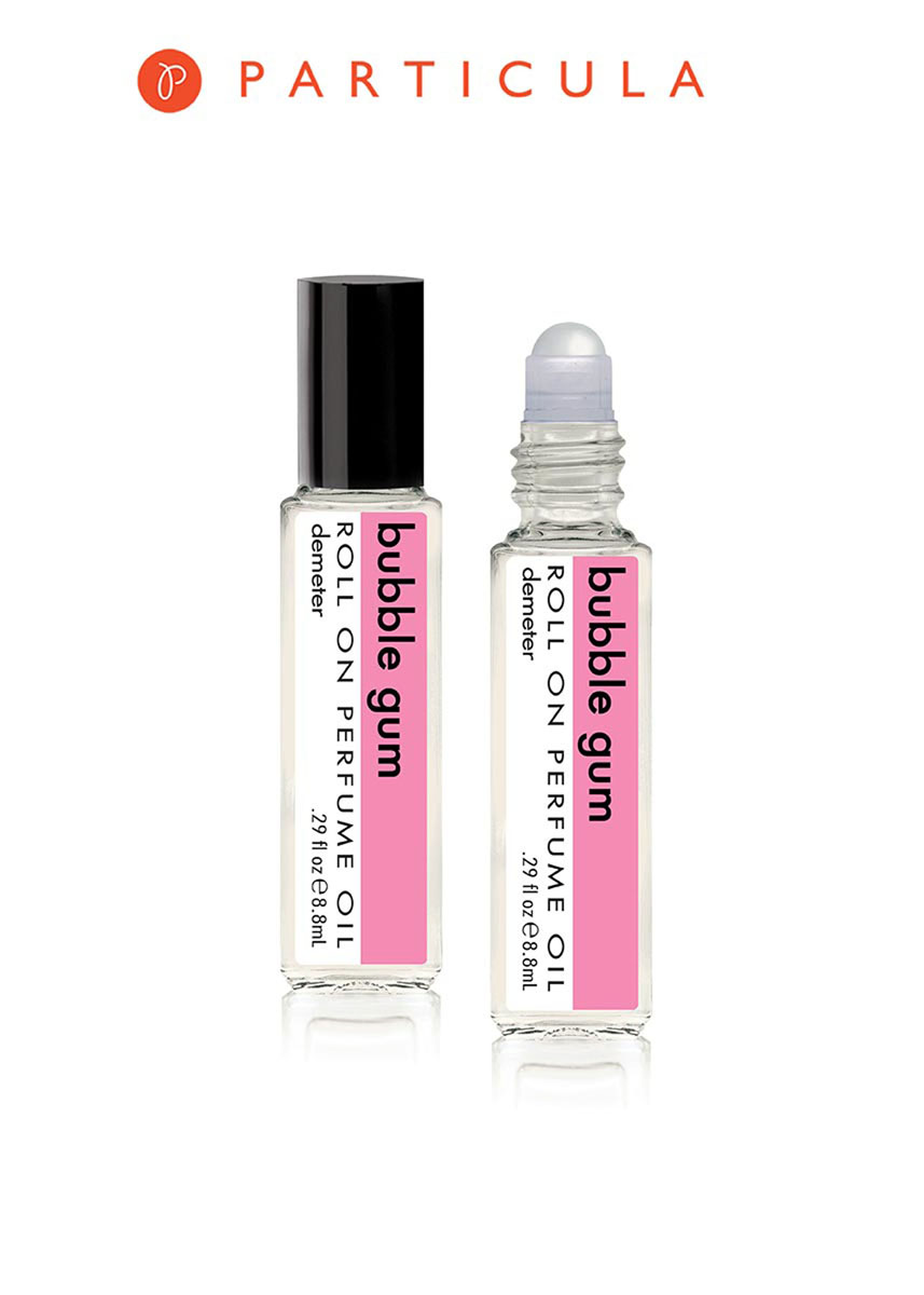 Demeter Fragrance Library Парфюмерное масло Жевательная резинка (Bubble gum), 8,8 млSMR 4230 Demeter Fragrance Library Парфюмерное масло Жевательная резинка (Bubble gum), 8,8 млSMR 4230Это же бубль-гум!Свершилось! Вы его действительно ждали! Это аромат настоящей клубничной жевы только без вкладыша и переводилки. Зато зубы в порядке, и никуда не приклеивается. Жевательная резинка — это классический аромат Demeter, с которого многие начинают знакомство с этой парфюмерной маркой. И, зачастую, это любовь навсегда. Ведь парфюмеры Demeter всегда готовы поделиться самой вкусной подушечкой.Способ применения: нанести на сухую, чистую кожу. На точки пульса.Парфюмерные масла - это концентрат, в состав которого входят только натуральные ароматические вещества. Парфюмерные масла, состоящие из масляной основы и сбалансированной парфюмерной композиции, обеспечивают стойкость аромата, поэтому запах держится очень долго. Отсутствие спирта делает ароматы менее летучими, не вызывает аллергической реакции и не высушивает кожу. Они не испаряются с кожи, а постепенно впитываются в нее.Товар сертифицирован.