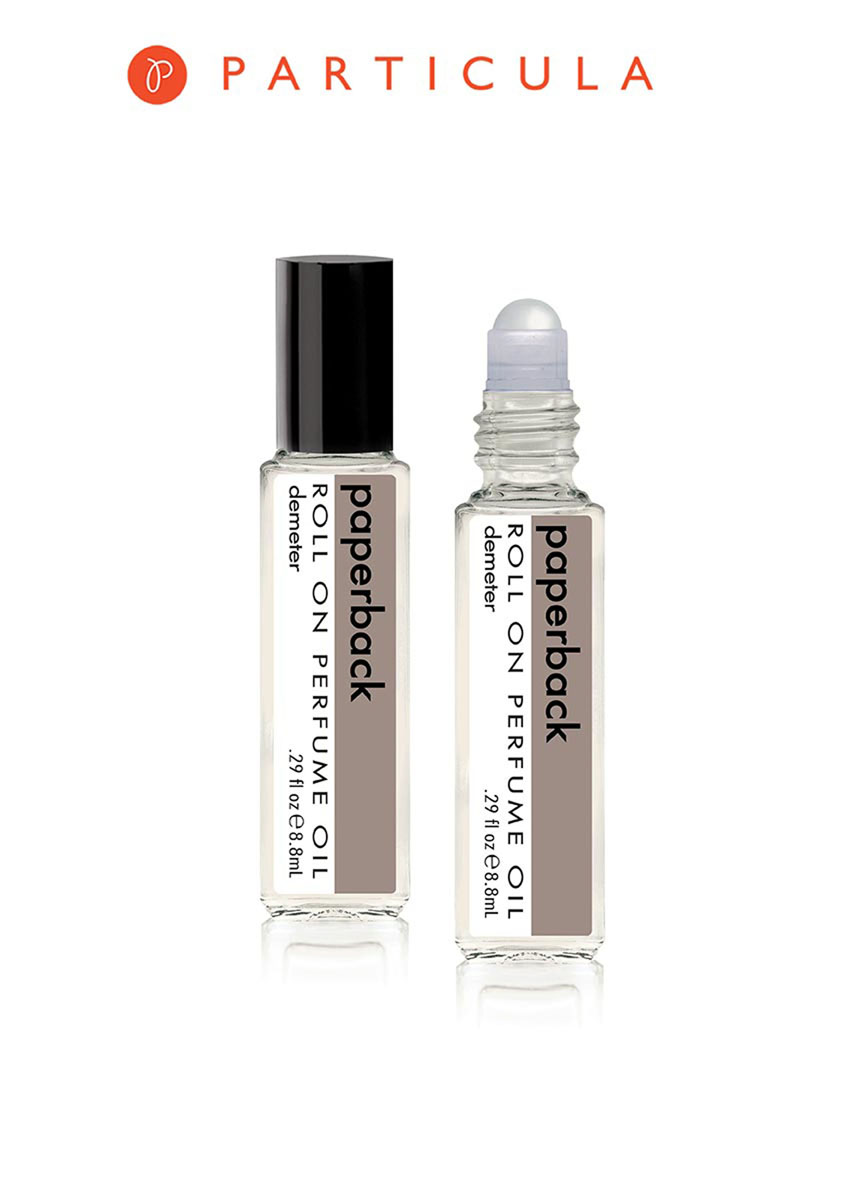 Demeter Fragrance Library Парфюмерное масло Книжный переплет (Paperback), 8,8 мл28032022 Demeter Fragrance Library Парфюмерное масло Книжный переплет (Paperback), 8,8 мл28032022Дорогие филологи, библиотекари, библиофилы, журналисты, писатели, читатели и просто книжные червячки! Для вас есть профессиональный подарок — духи с запахом книжного переплета. Он именно для тех ситуаций, когда под рукой нет любимой книги, но очень хочется что-нибудь почитать. А почитать, поверьте, есть что! Захватывающая композиция из ароматов кожи, бумаги и пыльных страниц. Вы сможете делать пометки, вчитываться и обязательно поделитесь прочитанным с друзьями — они такого еще не слышали.Способ применения: Нанести на сухую, чистую кожу. На точки пульса.Парфюмерные масла - это концентрат, в состав которого входят только натуральные ароматические вещества. Парфюмерные масла, состоящие из масляной основы и сбалансированной парфюмерной композиции, обеспечивают стойкость аромата, поэтому запах держится очень долго. Отсутствие спирта делает ароматы менее летучими, не вызывает аллергической реакции и не высушивает кожу. Они не испаряются с кожи, а постепенно впитываются в нее.Товар сертифицирован.