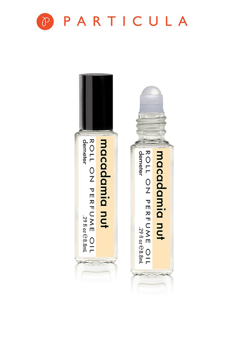 Demeter Fragrance Library Парфюмерное масло Орех макадамия (Macadamia nut), 8,8 мл1092018 Demeter Fragrance Library Парфюмерное масло Орех макадамия (Macadamia nut), 8,8 мл1092018В России орех макадамии не очень распространен, однако в мире этот продукт навел немало шума в начале XX столетия. Да так, что в 1930 г. в Австралии, где он выращивался, была основана Ассоциация любителей ореха макадамии (Australian Macadamia Society). Парфюмеры Demeter уже собирают посылку участникам клуба с рекомендацией: если им действительно нравятся эти орехи, то и внешне походить на орехи (пускай только запахом) они просто обязаны. Поэтому первый шаг - это духи. А потом парфюмеры еще что-нибудь придумают. Ассоциаций любителей... много! Готовьтесь!Способ применения: нанести на сухую, чистую кожу. На точки пульса.Парфюмерные масла - это концентрат, в состав которого входят только натуральные ароматические вещества. Парфюмерные масла, состоящие из масляной основы и сбалансированной парфюмерной композиции, обеспечивают стойкость аромата, поэтому запах держится очень долго. Отсутствие спирта делает ароматы менее летучими, не вызывает аллергической реакции и не высушивает кожу. Они не испаряются с кожи, а постепенно впитываются в нее.Товар сертифицирован.