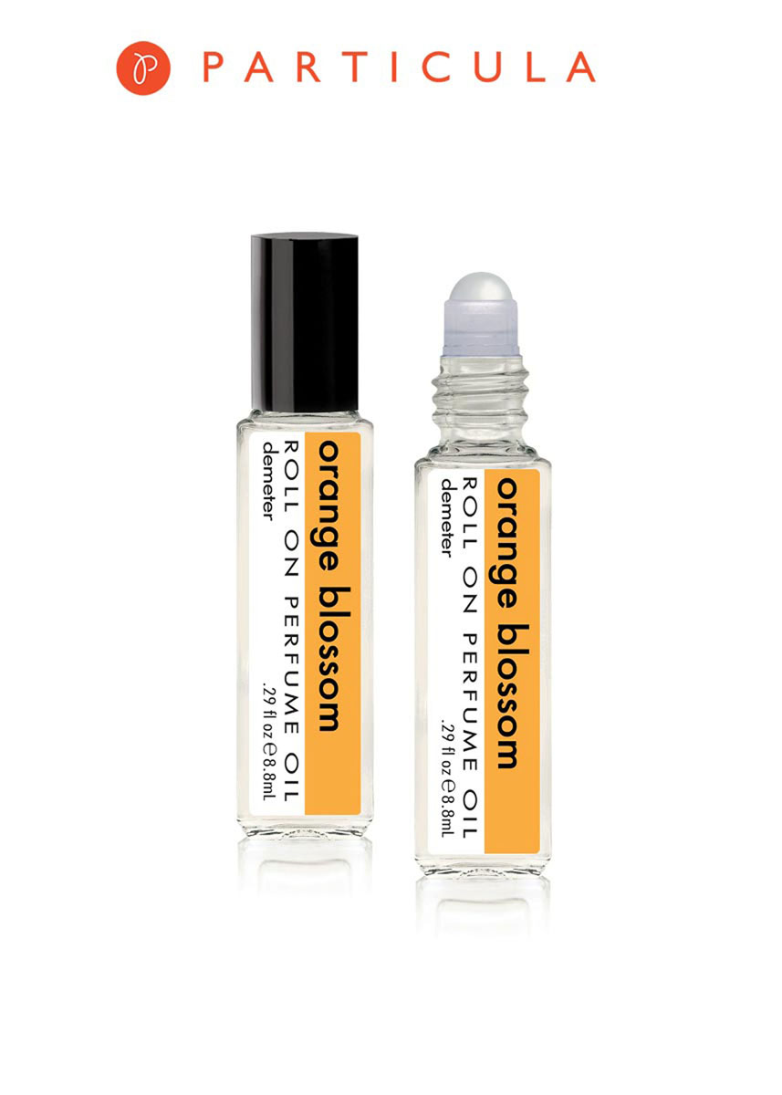 Demeter Fragrance Library Парфюмерное масло Апельсиновый цвет (Orange blossom), 8,8 мл1301210 Demeter Fragrance Library Парфюмерное масло Апельсиновый цвет (Orange blossom), 8,8 мл1301210Цветение апельсина, как впрочем и любое другое цветение, явление красивое, но недолгое. Чтобы воочию понаблюдать за этим таинством нужно посадить свежую косточку в землю, ухаживать, поливать и через год вы, может быть, увидите первые цветочки. Если у вас нет лишнего года, и вы не очень любите ухаживать за растениями, то любимый Demeter Orange Blossom полностью заменит цветение настоящего ароматного апельсина в любое время года. Способ применения: нанести на сухую, чистую кожу. На точки пульса. Парфюмерные масла - это концентрат, в состав которого входят только натуральные ароматические вещества. Парфюмерные масла, состоящие из масляной основы и сбалансированной парфюмерной композиции, обеспечивают стойкость аромата, поэтому запах держится очень долго. Отсутствие спирта делает ароматы менее летучими, не вызывает аллергической реакции и не высушивает кожу. Они не испаряются с кожи, а постепенно впитываются в нее.Товар сертифицирован.