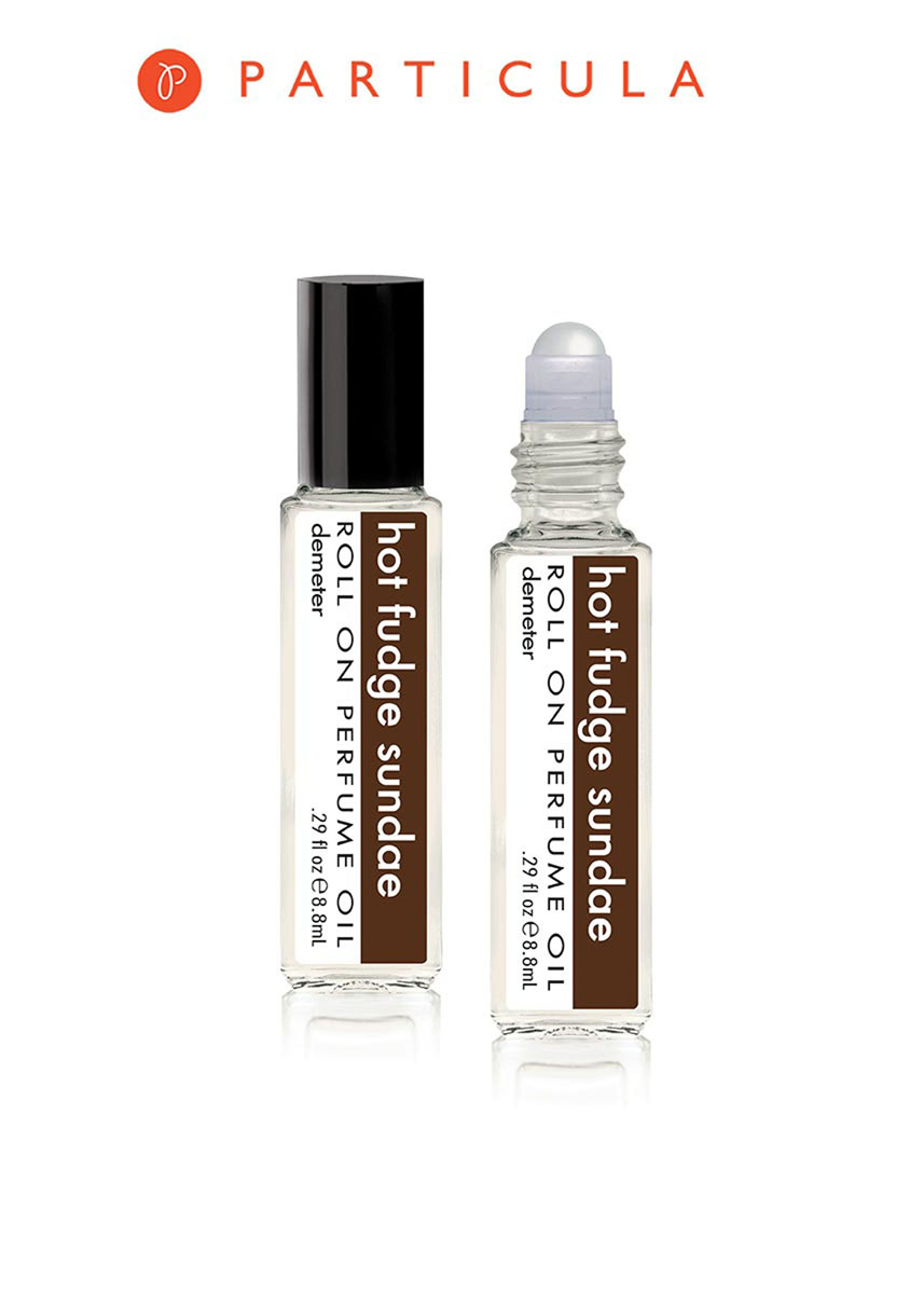 Demeter Fragrance Library Парфюмерное масло Горячий шоколадный пломбир (Hot fudge sundae), 8,8 мл28032022 Demeter Fragrance Library Парфюмерное масло Горячий шоколадный пломбир (Hot fudge sundae), 8,8 мл28032022Конечно, это не совсем пломбир, а сандэ - десерт из мороженого, орехов, взбитых сливок и сиропов. Но Хот Фьюдж Сандэ - это американский десерт, а значит помимо вышеперечисленного добавили туда горячий шоколадный соус, обсыпали кондитерской посыпкой, а сверху положили коктейльную вишенку. А назвали его пломбиром, чтобы вы не сразу сошли с ума от этого прекрасного аромата.Способ применения: нанести на сухую, чистую кожу. На точки пульса.Парфюмерные масла - это концентрат, в состав которого входят только натуральные ароматические вещества. Парфюмерные масла, состоящие из масляной основы и сбалансированной парфюмерной композиции, обеспечивают стойкость аромата, поэтому запах держится очень долго. Отсутствие спирта делает ароматы менее летучими, не вызывает аллергической реакции и не высушивает кожу. Они не испаряются с кожи, а постепенно впитываются в нее.Товар сертифицирован.