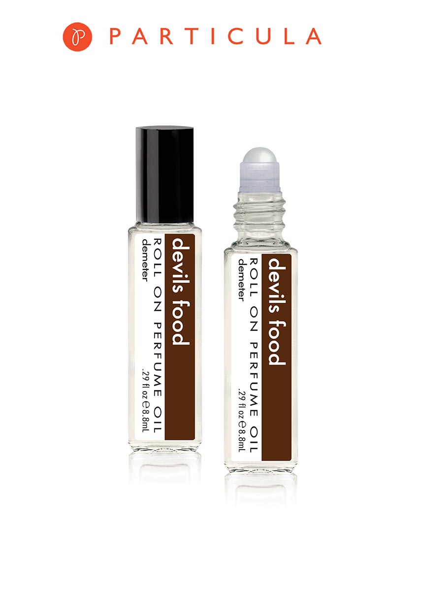 Demeter Fragrance Library Парфюмерное масло Шоколадный торт (Devils food), 8,8 млSMR 4230 Demeter Fragrance Library Парфюмерное масло Шоколадный торт (Devils food), 8,8 млSMR 4230Come to the dark side, we have fragrance! Это темная сторона: страстная, порочная и имеющая склонность к шоколаду. Главный искуситель - Demeter Devils Food, когда запретный плод не только сладок, но и ароматен. Дьявольски ароматен. Дьявольски сладок. Осталось подписать вот здесь и...аромат ваш. Навсегда. Способ применения: нанести на сухую, чистую кожу. На точки пульса. Парфюмерные масла - это концентрат, в состав которого входят только натуральные ароматические вещества. Парфюмерные масла, состоящие из масляной основы и сбалансированной парфюмерной композиции, обеспечивают стойкость аромата, поэтому запах держится очень долго. Отсутствие спирта делает ароматы менее летучими, не вызывает аллергической реакции и не высушивает кожу. Они не испаряются с кожи, а постепенно впитываются в нее.Товар сертифицирован.