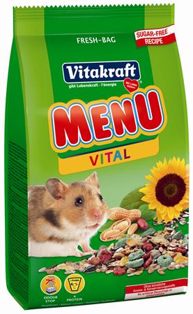 Корм для хомяков Vitakraft Menu Vital, 400 г0120710 Корм для хомяков Vitakraft Menu Vital, 400 г0120710Корм для хомяков Vitakraft Menu Vital - здоровый и невероятно полезный корм, созданный с учетом индивидуальностей данного вида - больше энергии благодаря высококачественным протеинам и вкусным фруктам. Корм придает организму жизненную силу, а так же помогает предотвратить истощение, благодаря содержащимся в нем витаминам и минералам.Основной, полностью сбалансированный корм Vitakraft Menu Vital аналогичен тому, который ваш хомяк нашел бы в природе. Обогащен орехами и питательными веществами. Ингредиенты: пшеница, тертые семена подсолнечника, кукуруза,люцерна, овес, добавки меда. Состав: сырого белка - 13,5%, масла - 7%, клетчатки - 7,5%, влажности - 10,5%, золы - 4%, кальция - 0,7%.Товар сертифицирован.
