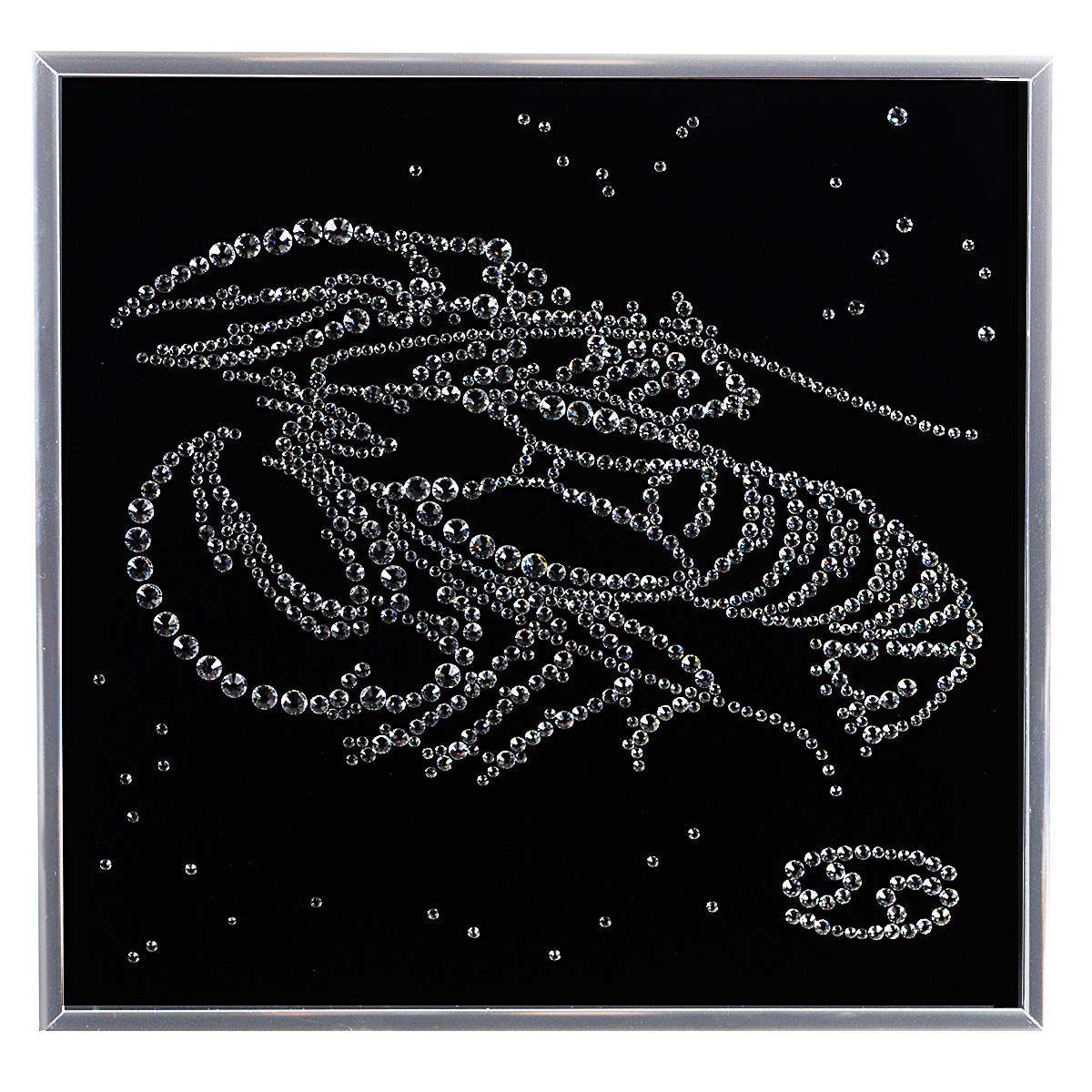 Картина с кристаллами Swarovski Знак зодиака. Рак, 25 см х 25 см853127 Картина с кристаллами Swarovski Знак зодиака. Рак, 25 см х 25 см853127Изящная картина в металлической раме, инкрустирована кристаллами Swarovski в виде созвездия знака зодиака - рак. Кристаллы Swarovski отличаются четкой и ровной огранкой, ярким блеском и чистотой цвета. Под стеклом картина оформлена бархатистой тканью, что прекрасно дополняет блеск кристаллов. С обратной стороны имеется металлическая петелька для размещения картины на стене. Картина с кристаллами Swarovski Знак зодиака. Рак элегантно украсит интерьер дома или офиса, а также станет прекрасным подарком, который обязательно понравится получателю. Блеск кристаллов в интерьере, что может быть сказочнее и удивительнее. Картина упакована в подарочную картонную коробку синего цвета и комплектуется сертификатом соответствия Swarovski.