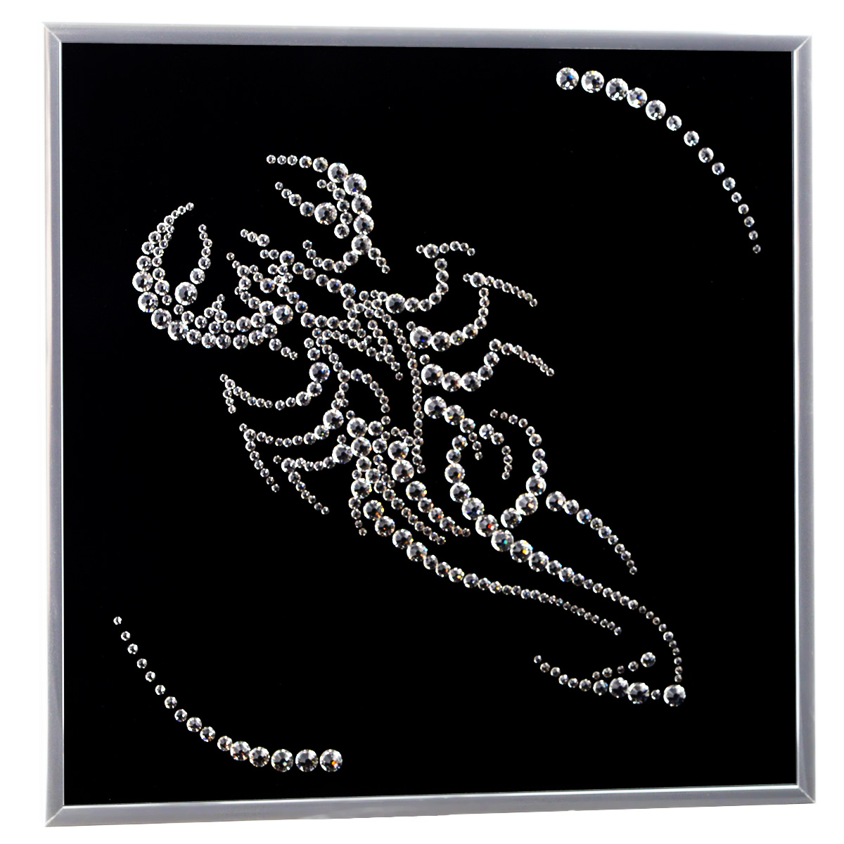 Картина с кристаллами Swarovski Знак зодиака. Скорпион, 26 см х 26 см296664 Картина с кристаллами Swarovski Знак зодиака. Скорпион, 26 см х 26 см296664Изящная картина в металлической раме, инкрустирована кристаллами Swarovski в виде знака зодиака - скорпион. Кристаллы Swarovski отличаются четкой и ровной огранкой, ярким блеском и чистотой цвета. Под стеклом картина оформлена бархатистой тканью, что прекрасно дополняет блеск кристаллов. С обратной стороны имеется металлическая петелька для размещения картины на стене. Картина с кристаллами Swarovski Знак зодиака. Скорпион элегантно украсит интерьер дома или офиса, а также станет прекрасным подарком, который обязательно понравится получателю. Блеск кристаллов в интерьере, что может быть сказочнее и удивительнее. Картина упакована в подарочную картонную коробку синего цвета и комплектуется сертификатом соответствия Swarovski.
