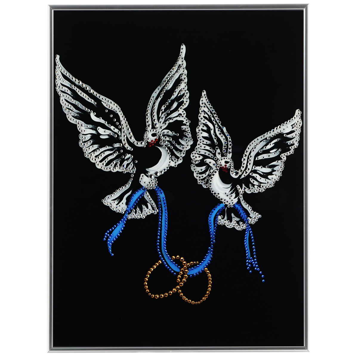 Картина с кристаллами Swarovski Любовь и голуби, 30 см х 40 см32x40 OZ201-50404 Картина с кристаллами Swarovski Любовь и голуби, 30 см х 40 см32x40 OZ201-50404Изящная картина в металлической раме, инкрустирована кристаллами Swarovski в виде двух голубей. Кристаллы Swarovski отличаются четкой и ровной огранкой, ярким блеском и чистотой цвета. Под стеклом картина оформлена бархатистой тканью, что прекрасно дополняет блеск кристаллов. С обратной стороны имеется металлическая петелька для размещения картины на стене. Картина с кристаллами Swarovski Любовь и голуби элегантно украсит интерьер дома или офиса, а также станет прекрасным подарком, который обязательно понравится получателю. Блеск кристаллов в интерьере, что может быть сказочнее и удивительнее. Картина упакована в подарочную картонную коробку синего цвета и комплектуется сертификатом соответствия Swarovski.