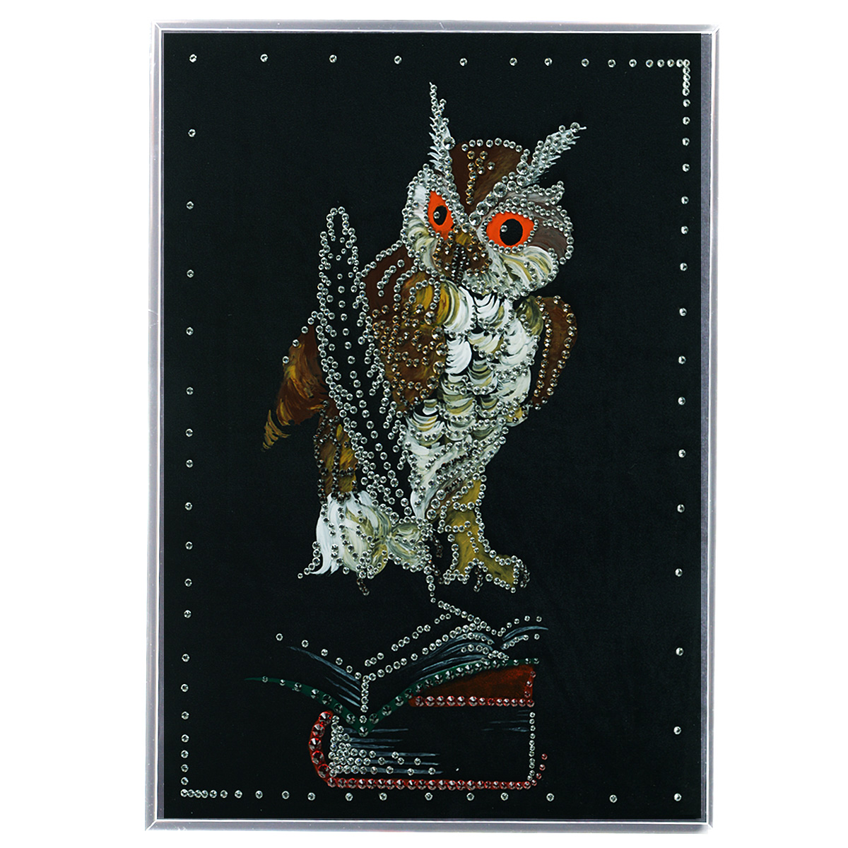 Картина с кристаллами Swarovski Мудрая сова, 30 х 40 смPM-4003 Картина с кристаллами Swarovski Мудрая сова, 30 х 40 смPM-4003Изящная картина в металлической раме, инкрустирована кристаллами Swarovski, которые отличаются четкой и ровной огранкой, ярким блеском и чистотой цвета. Красочное изображение совы, расположенное на внутренней стороне стекла, прекрасно дополняет блеск кристаллов. Под стеклом картина оформлена бархатистой тканью черного цвета. С обратной стороны имеется металлическая петелька для размещения картины на стене.Картина с кристаллами Swarovski Мудрая сова элегантно украсит интерьер дома или офиса, а также станет прекрасным подарком, который обязательно понравится получателю. Блеск кристаллов в интерьере, что может быть сказочнее и удивительнее. Картина упакована в подарочную картонную коробку синего цвета и комплектуется сертификатом соответствия Swarovski.