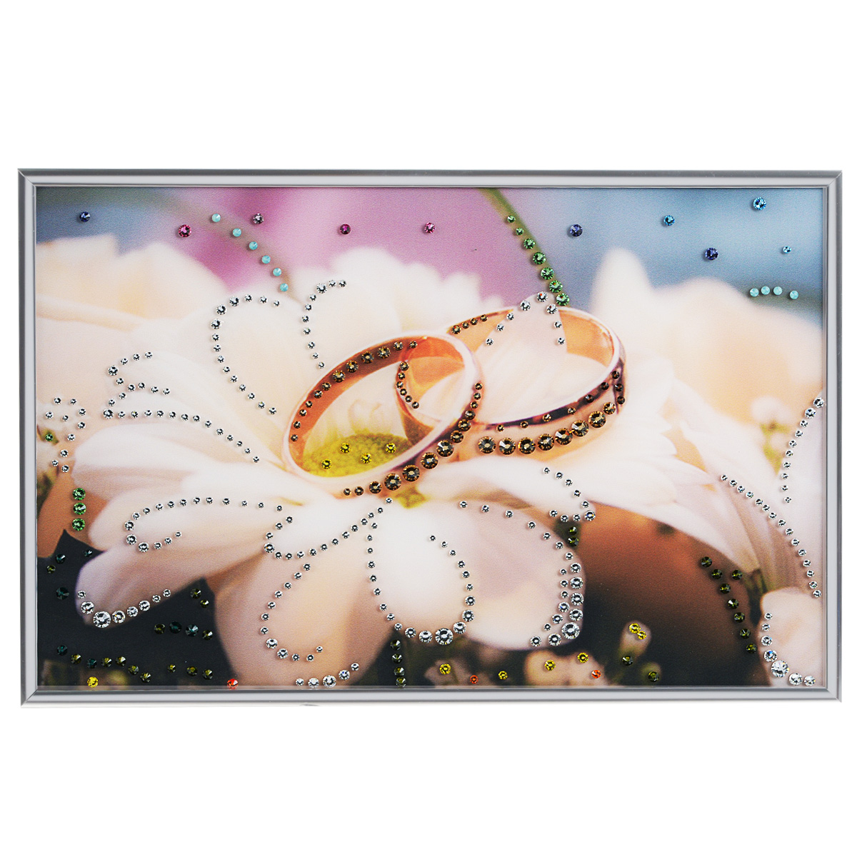 Картина с кристаллами Swarovski Обручальное кольцо, 30 х 20 смЦ4 (60х60) Картина с кристаллами Swarovski Обручальное кольцо, 30 х 20 смЦ4 (60х60)Изящная картина в металлической раме, инкрустирована кристаллами Swarovski, которые отличаются четкой и ровной огранкой, ярким блеском и чистотой цвета. Красочное изображение обручальных колец, расположенное под стеклом, прекрасно дополняет блеск кристаллов. С обратной стороны имеется металлическая петелька для размещения картины на стене.Картина с кристаллами Swarovski Обручальное кольцо элегантно украсит интерьер дома или офиса, а также станет прекрасным подарком, который обязательно понравится получателю. Блеск кристаллов в интерьере, что может быть сказочнее и удивительнее. Картина упакована в подарочную картонную коробку синего цвета и комплектуется сертификатом соответствия Swarovski.