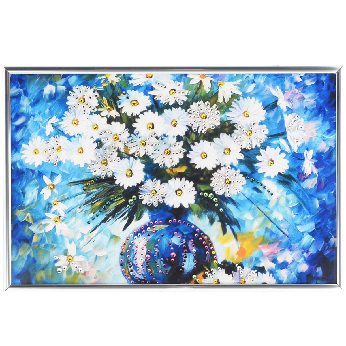 Картина с кристаллами Swarovski Ромашки, 31 х 21 см97678 Картина с кристаллами Swarovski Ромашки, 31 х 21 см97678Изящная картина в металлической раме, инкрустирована кристаллами Swarovski, которые отличаются четкой и ровной огранкой, ярким блеском и чистотой цвета. Красочное изображение букета ромашек в вазе, расположенное под стеклом, прекрасно дополняет блеск кристаллов. С обратной стороны имеется металлическая петелька для размещения картины на стене. Картина с кристаллами Swarovski Ромашки элегантно украсит интерьер дома или офиса, а также станет прекрасным подарком, который обязательно понравится получателю. Блеск кристаллов в интерьере, что может быть сказочнее и удивительнее. Картина упакована в подарочную картонную коробку синего цвета и комплектуется сертификатом соответствия Swarovski.